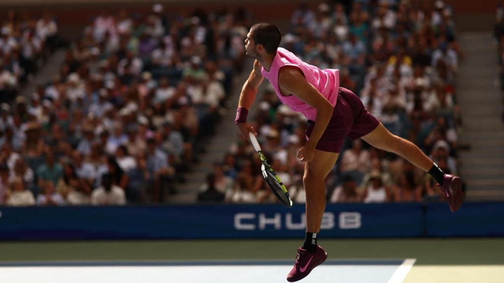 Servicio de Carlos Alcaraz en su duelo de los cuartos de final del US Open