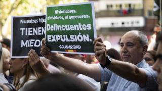 Cánticos de fuera menas frente al centro de Hortaleza del que salió el violador de una niña: los vecinos, enfrentados por el caso