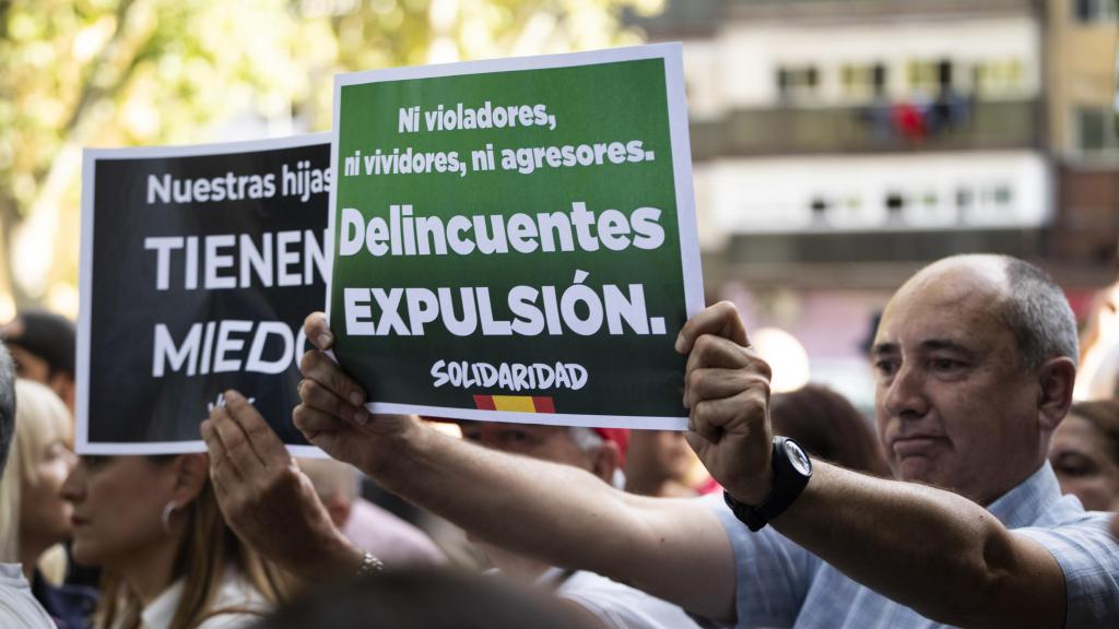 Cánticos de fuera menas frente al centro de Hortaleza del que salió el violador de una niña: los vecinos, enfrentados por el caso