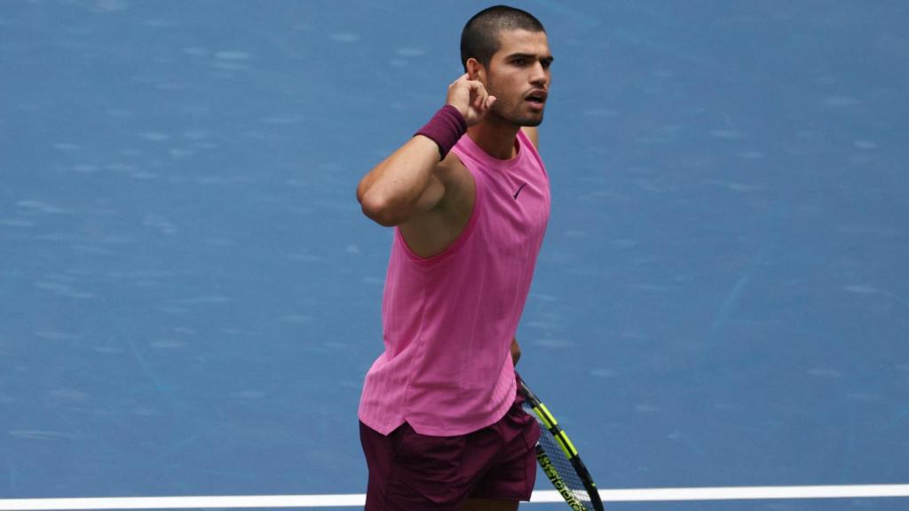 Carlos Alcaraz reacciona a un punto espectacular que fue muy aplaudido por el público.