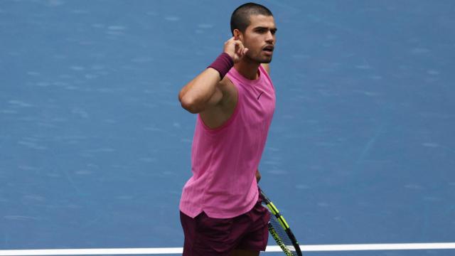 Carlos Alcaraz reacciona a un punto espectacular que fue muy aplaudido por el público.