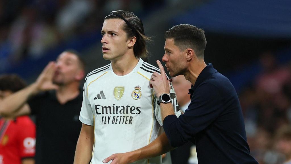 Xabi Alonso da instrucciones a Álvaro Carreras