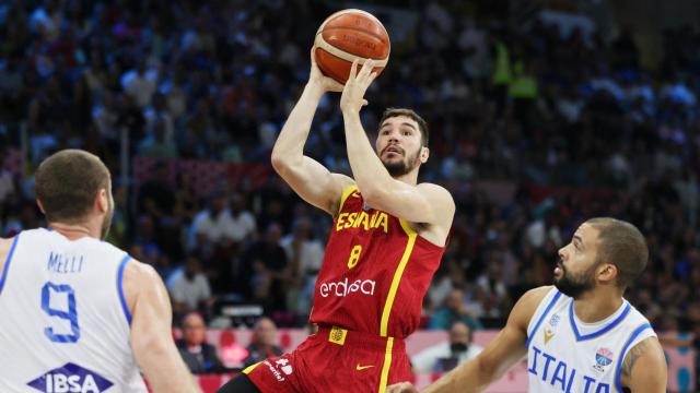 Brizuela lanza a canasta durante el partido entre España e Italia de este martes.
