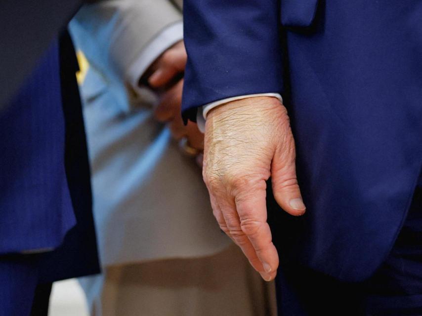 Detalle de la mano de Trump durante la rueda de prensa de este martes desde el Despacho Oval.