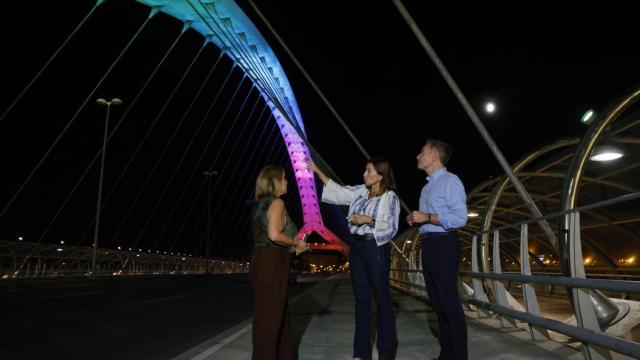 La alcaldesa y el concejal de Urbanismo en el estreno de la iluminación en el puente del Tercer Milenio.