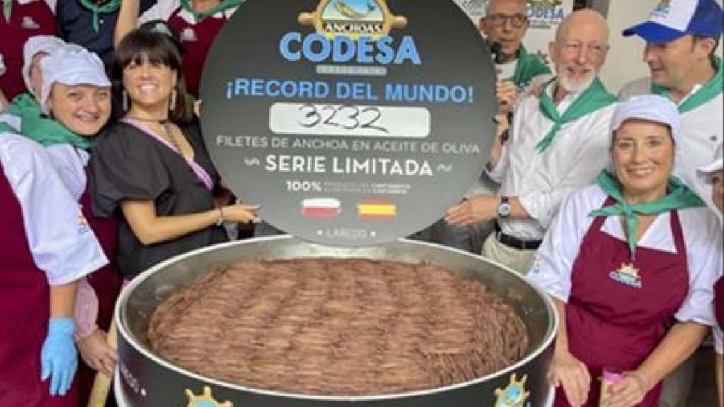 Una pandereta de anchoas hasta la bandera, bate el record del mundo.