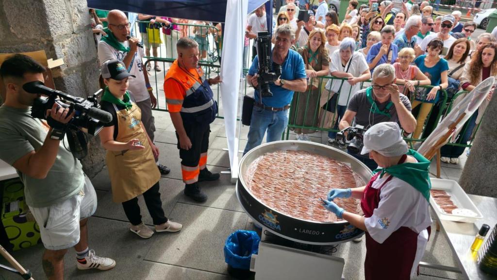 Gran expectación ante la elaboración de la lata de anchoas más grande del mundo.