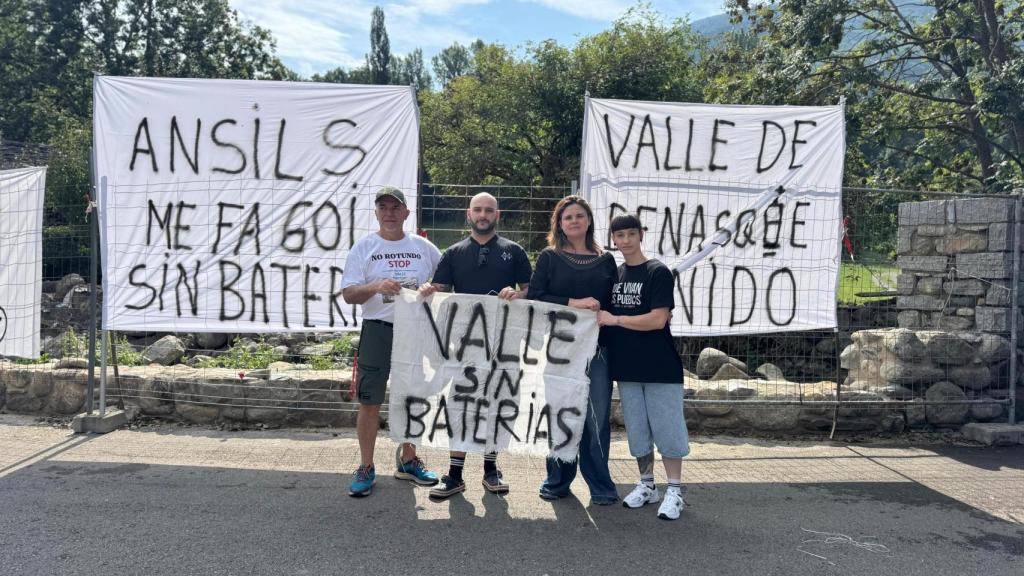 Iris y Bruno Jordán junto a Joaquín Ferrer vecino de Anciles y vocal de la Asociación y Carla García, su presidenta.