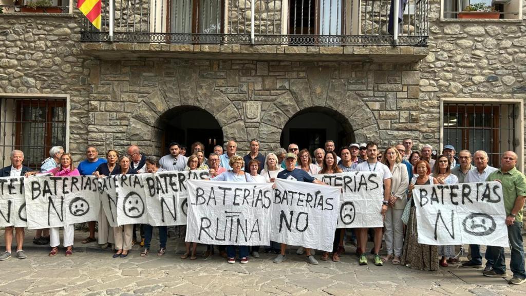 Los vecinos de Anciles alzan las pancartas en repulsa a los planes del fondo de inversión Matrix Renewable.