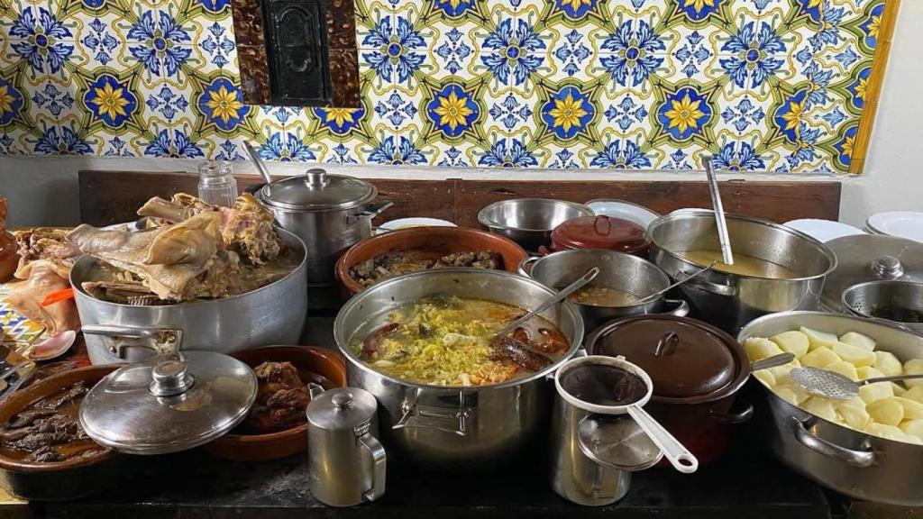 La cocina centenaria a leña que tienen en el Mesón de Crecente.