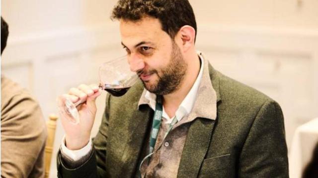Mohamed Benabdallah catando un vino tinto.