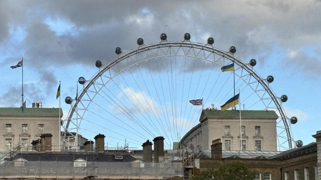 Las banderas de Reino Unido y de Ucrania coronan el edificio de los cuarteles de la guerra, en Londres.