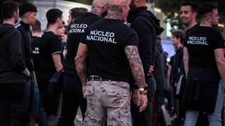Varias personas con camisetas de Núcleo Nacional durante una manifestación con el lema 'Remigración. Por unos barrios seguros'.