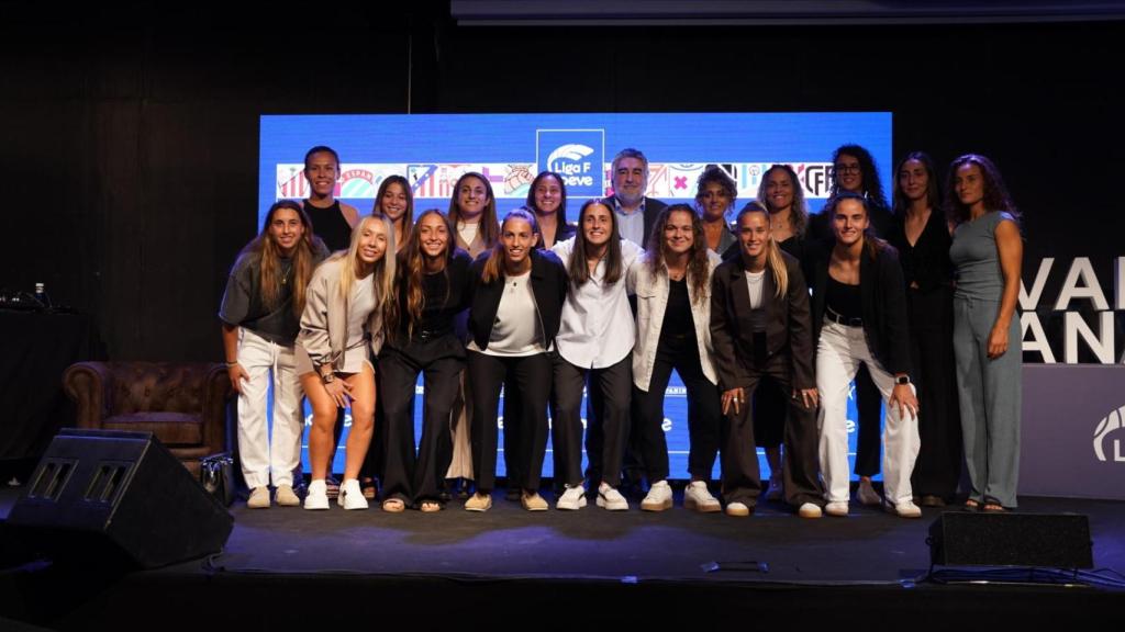 Las jugadoras asistentes al acto posan junto a la presidenta de la Liga F y con el presidente del Consejo Superior de Deportes.