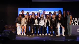 Las jugadoras asistentes al acto posan junto a la presidenta de la Liga F y con el presidente del Consejo Superior de Deportes.