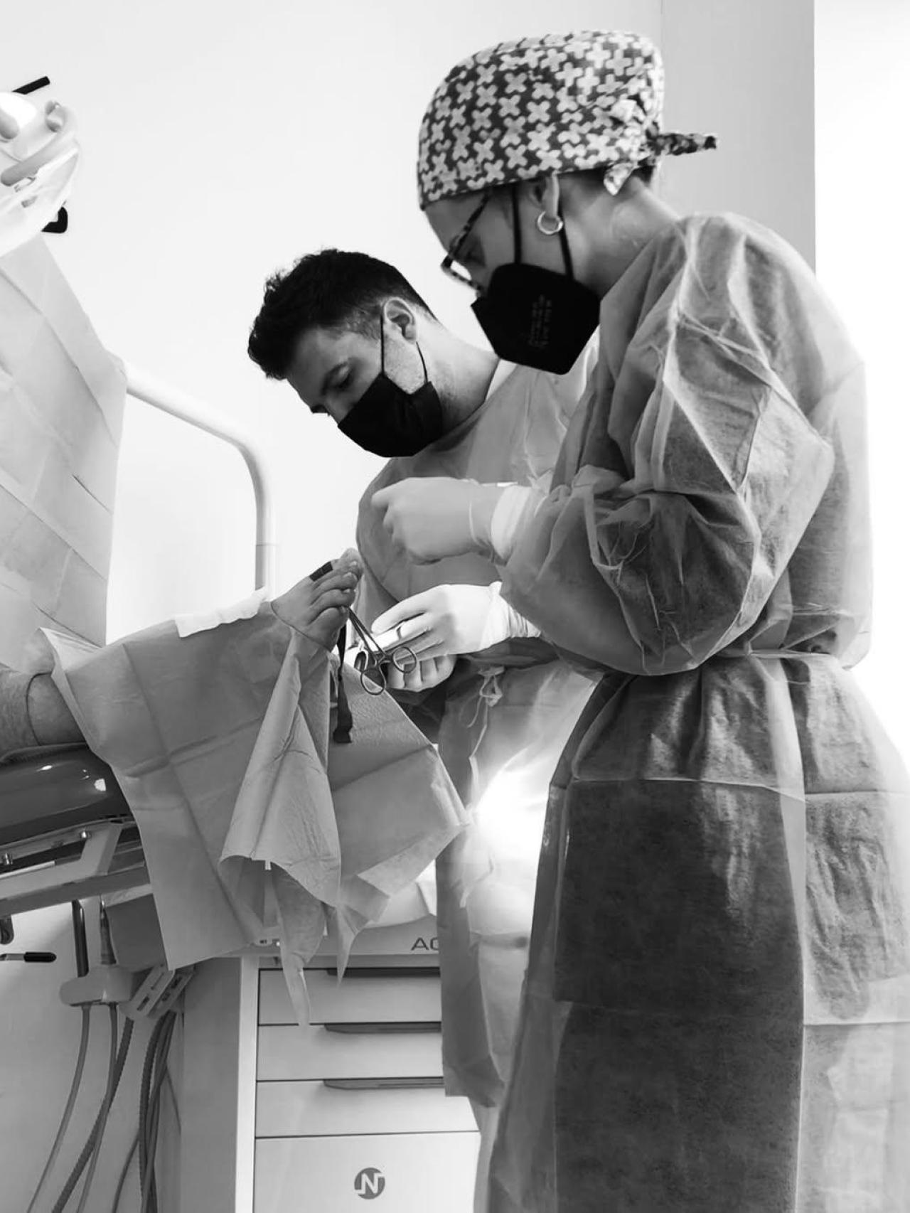 La podóloga Cristina Sierra trabajando en su clínica.