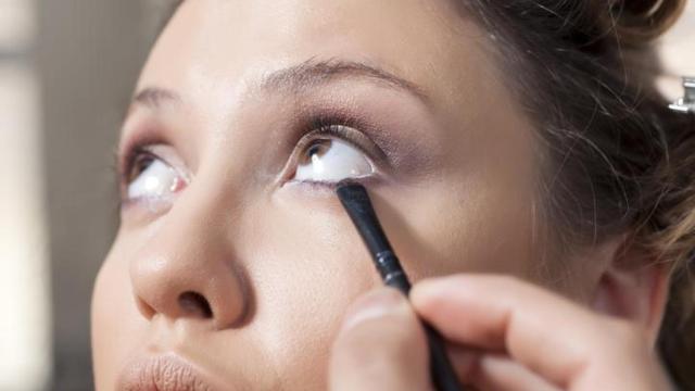 Mujer siendo maquillada.