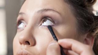 Mujer siendo maquillada.