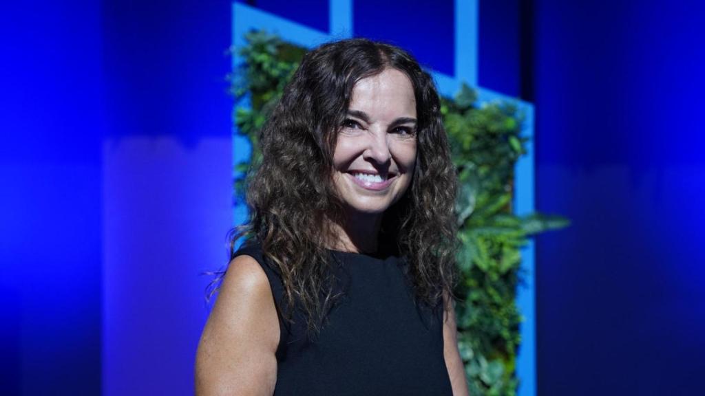 Elena Cabrero posando para Magas delante del 'stand' de Moeve.