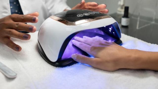 Manicura semipermanente.