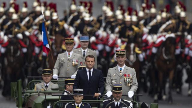 Emmanuel Macron preside en París un desfile militar junto a la cúpula del Ejército francés.