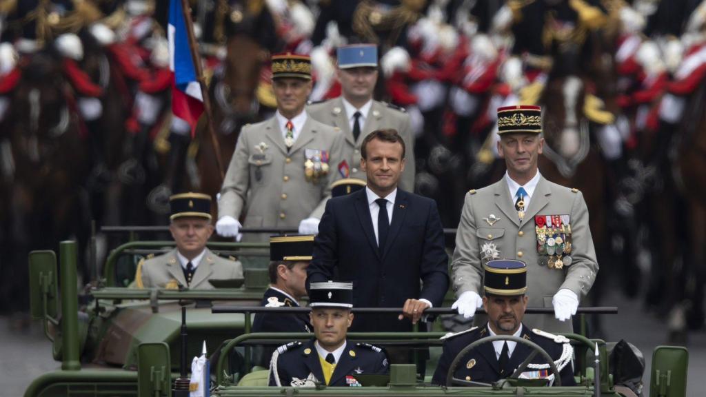 Emmanuel Macron preside en París un desfile militar junto a la cúpula del Ejército francés.