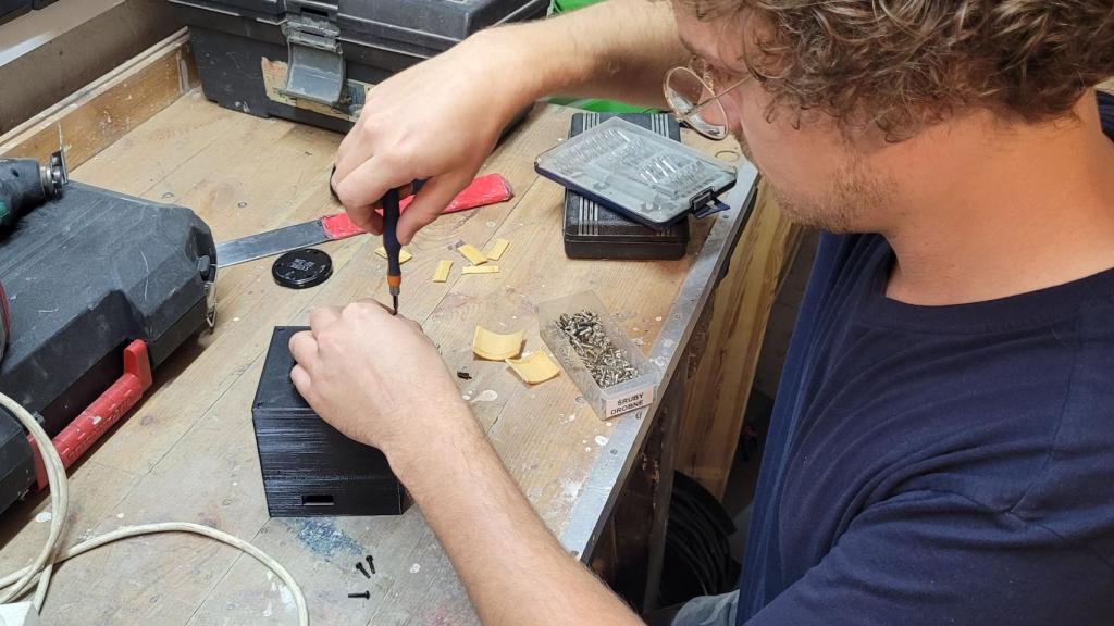 Uno de los creadores trabajando en Silent Box. James Dyson Award