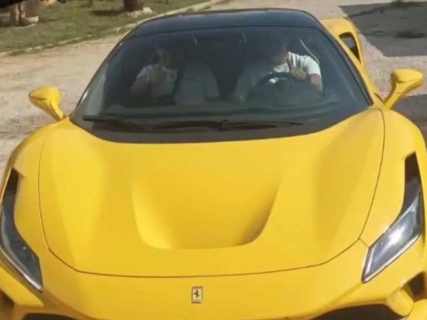 El Ferrari amarillo conducido por del Vecchio