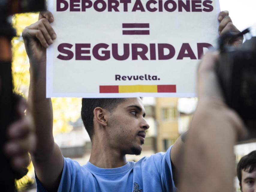 Un joven sostiene una pancarta en la manifestación contra el centro de menores de Hortaleza.