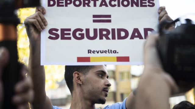 Un joven sostiene una pancarta en la manifestación contra el centro de menores de Hortaleza.