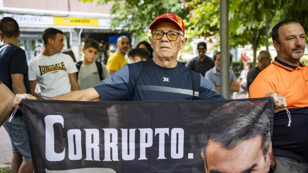 Antonio Sánchez, vecino de Hortaleza portando una bandera contra Pedro Sánchez.