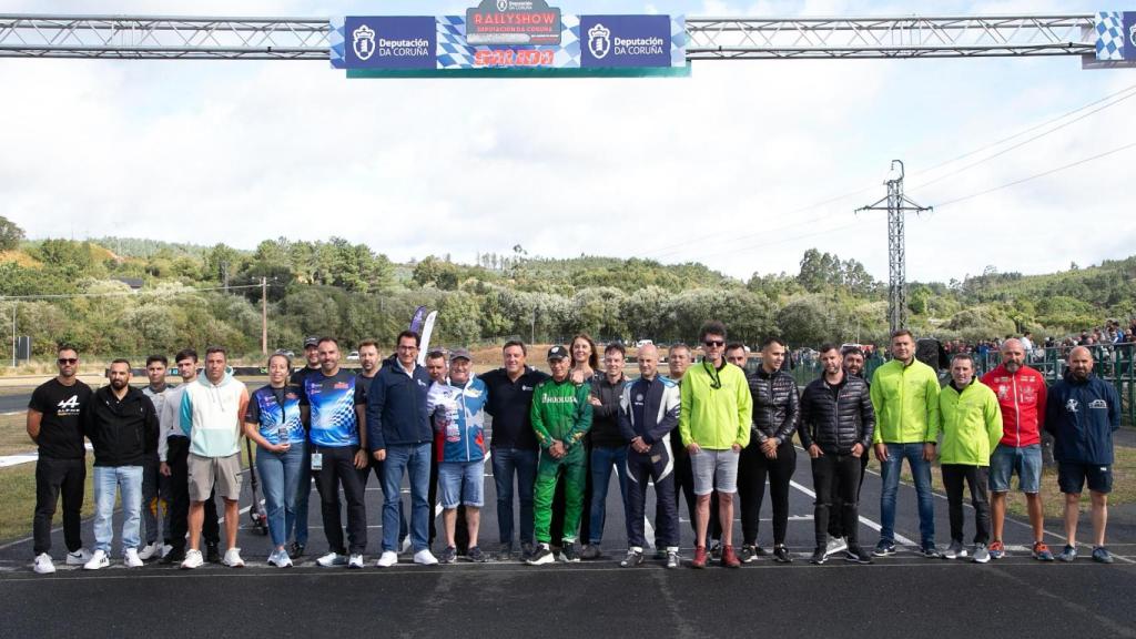 Foto de familia de pilotos, participantes y organizadores