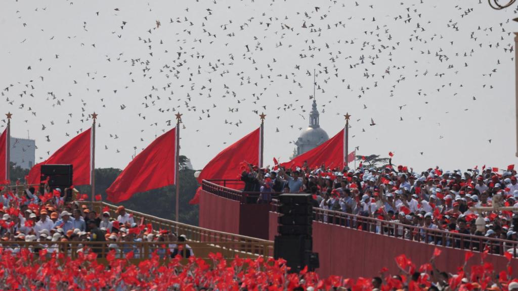 Palomas de la paz liberadas durante el desfile.