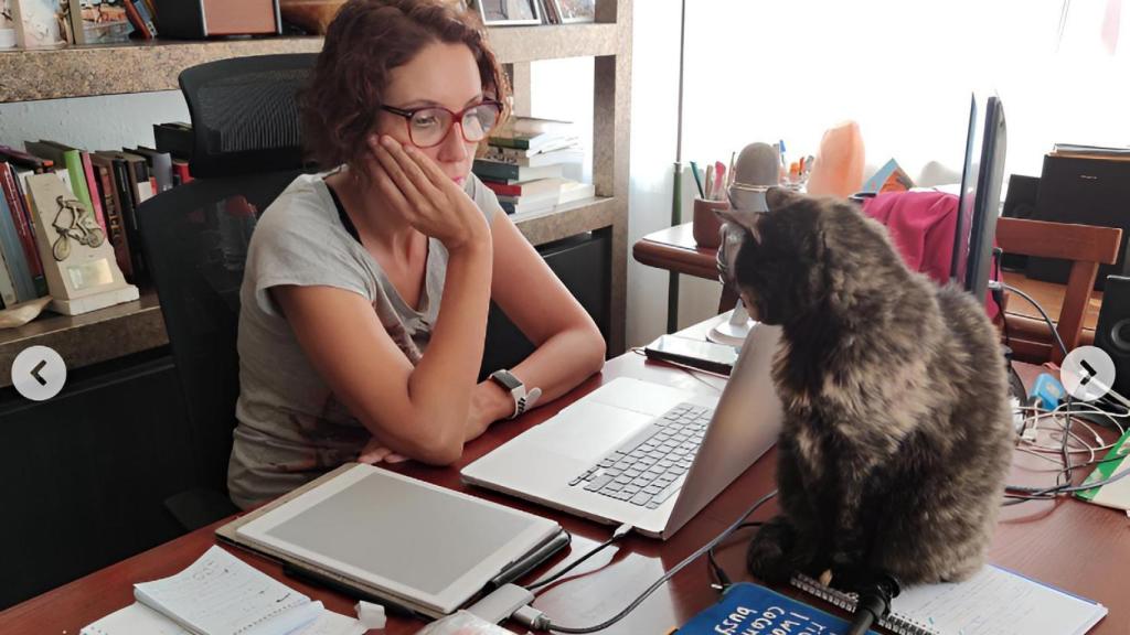 La Dra. Paula Calvo junto a su gato.