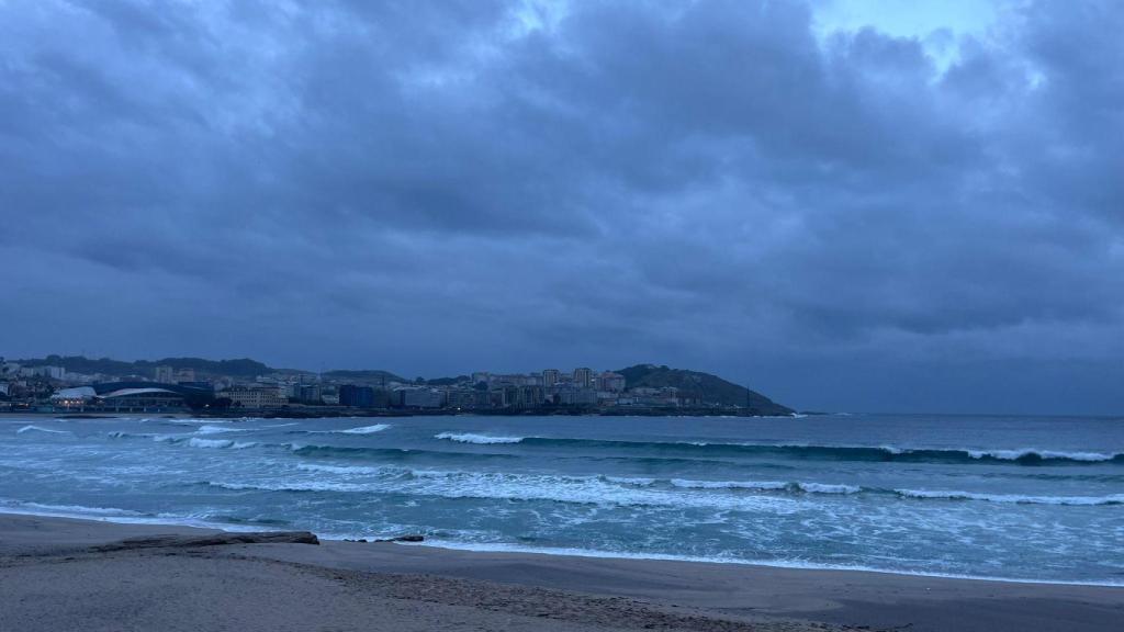 La playa de Orzán un día de lluvia