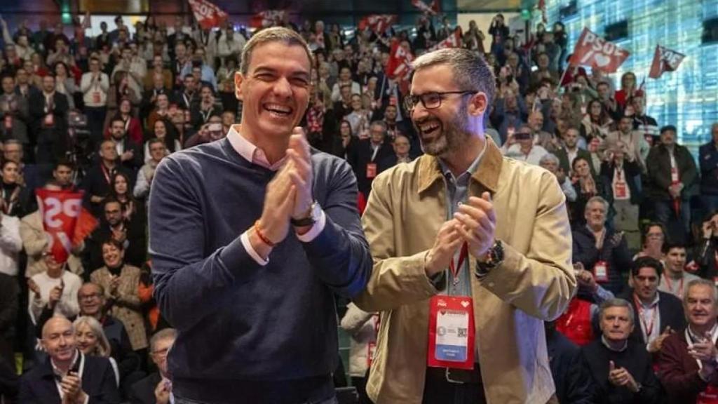 Pedro Sánchez con Francisco Lucas, en el último congreso celebrado por el PSOE murciano en marzo, en el auditorio de Cartagena.