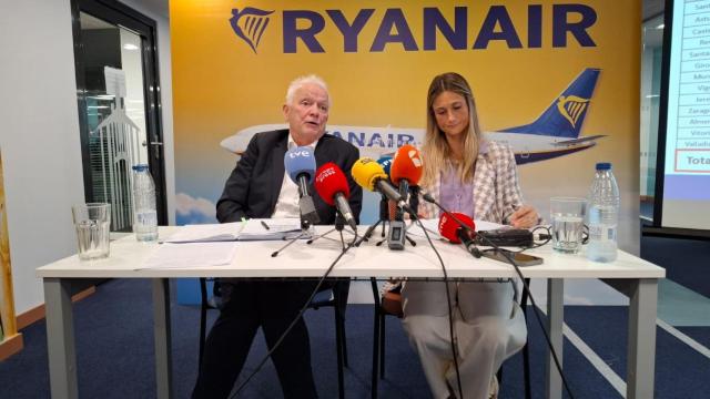 El consejero delegado de Ryanair, Eddie Wilson y Alejandra Ruiz, directora de comunicación de Ryanair en España durante la rueda de prensa de la aerolínea celebrada el 3 de septiembre en Madrid.