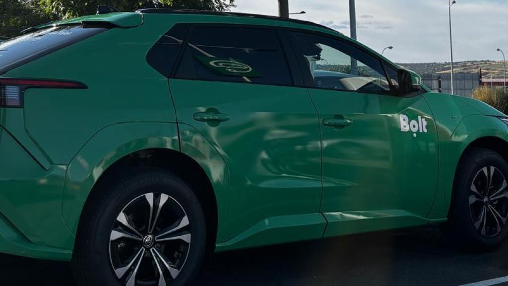 Un vehículo de la empresa Bolt en en centro comercial Luz del Tajo.