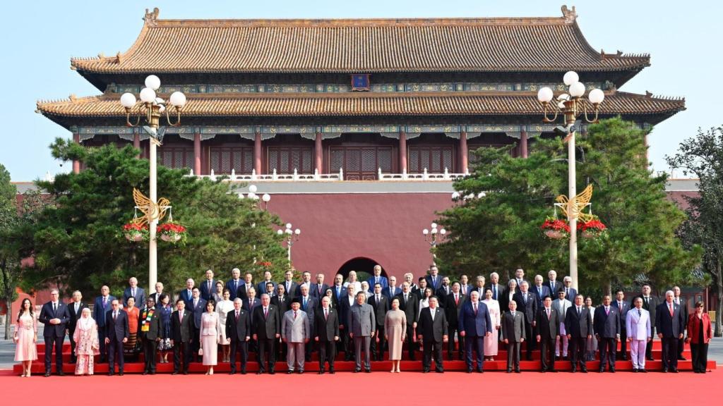 Los líderes mundiales que presenciaron el desfile militar de China escoltando a Xi Jinping, con Vladímir Putin y Kim Jong-un en el centro.