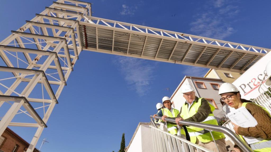 El alcalde de Valladolid, Jesús Julio Carnero, informa sobre el avance de las obras del ascensor del barrio Girón