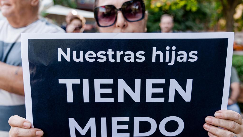 Los vecinos han protestado frente al centro de menores acogidos.