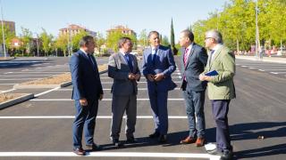 El alcalde de Salamanca, Carlos García Carbayo, y el consejero de Presidencia de la Junta de Castilla y León, Luis Miguel González Gago, visitan el nuevo aparcamiento gratuito en superficie