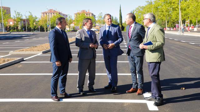El alcalde de Salamanca, Carlos García Carbayo, y el consejero de Presidencia de la Junta de Castilla y León, Luis Miguel González Gago, visitan el nuevo aparcamiento gratuito en superficie