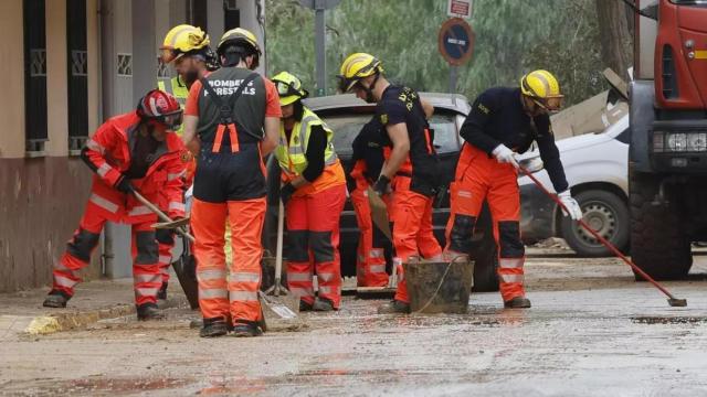 Bomberos Forestales de la Generalitat trabajan en las tareas de limpieza de la dana. EFE/ Jose Manuel Vidal