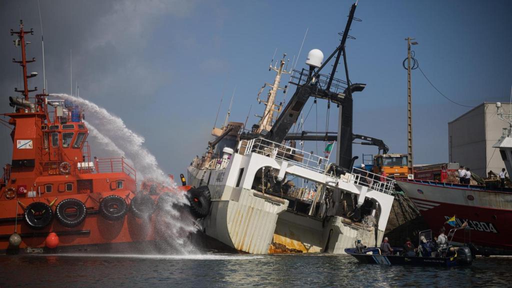 Agentes de los Servicios de Emergencias trabajan por apagar el incendio del buque Awadi, en el puerto de Ribeira, a 2 de septiembre de 2025, en Ribeira, A Coruña