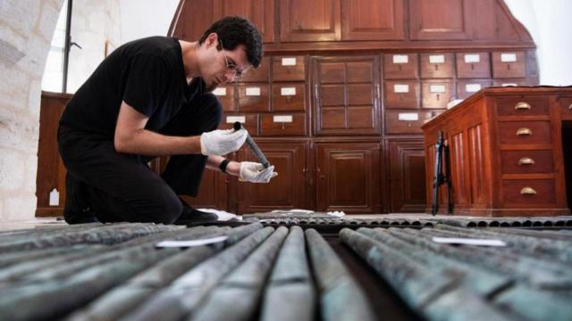 David Catalunya sostiene una de las piezas del órgano en Jerusalén. Fotografía: Custodia Terrae Sanctae