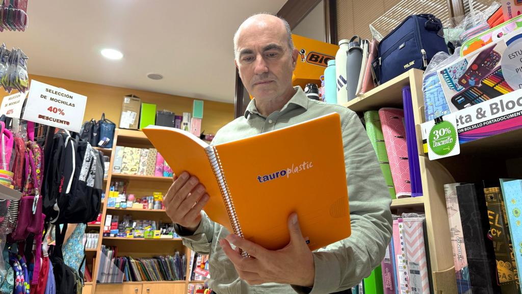 Fernando Rodríguez, miembro de la directiva de la Librería Ambrosio Rodríguez, observando uno de los cuadernos