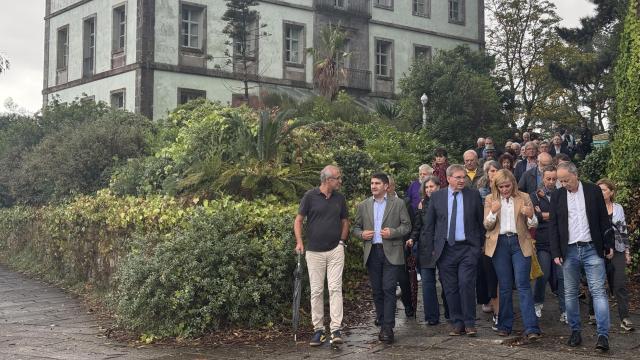 El secretario de Estado de Memoria Demogrática, Fernando Martínez, junto al delegado del Gobierno en Galicia, Pedro Blanco, y otros representantes políticos en la Isla de San Simón