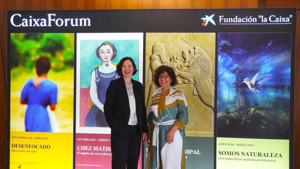 Isabel Salgado e Isabel Fuentes frente a los carteles de las cuatro nuevas exposiciones de CaixaForum. Foto: Gabriel Lavao