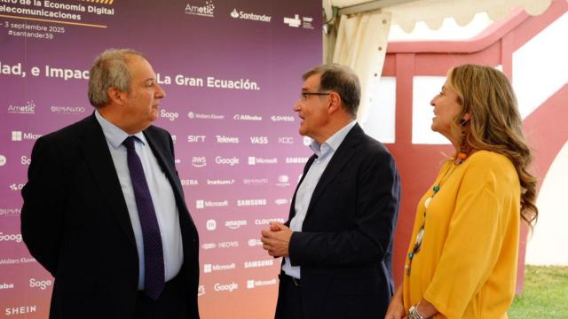 Jordi Hereu, ministro de Industria y Turismo, junto a Francisco Hortigüela, presidente, y Pilar Roch, directora general de Ametic.
